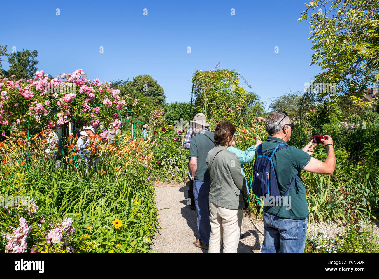 Touristen, die in der Garten am Haus des impressionistischen Malers Claude Monet in Giverny, Eure, Normandie, Frankreich Stockfoto