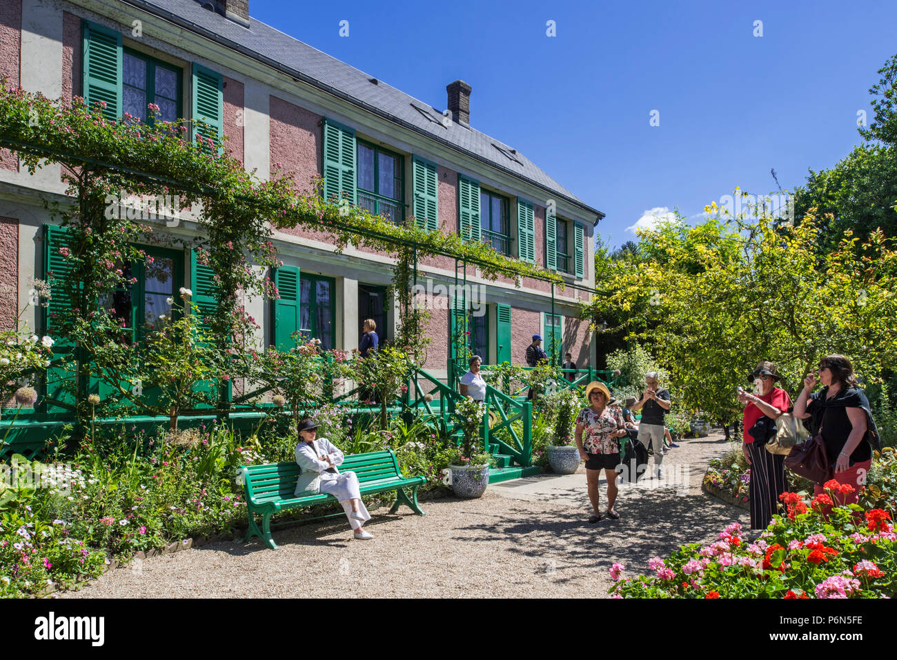 Touristen, die in der Garten und Haus im Sommer der impressionistischen
