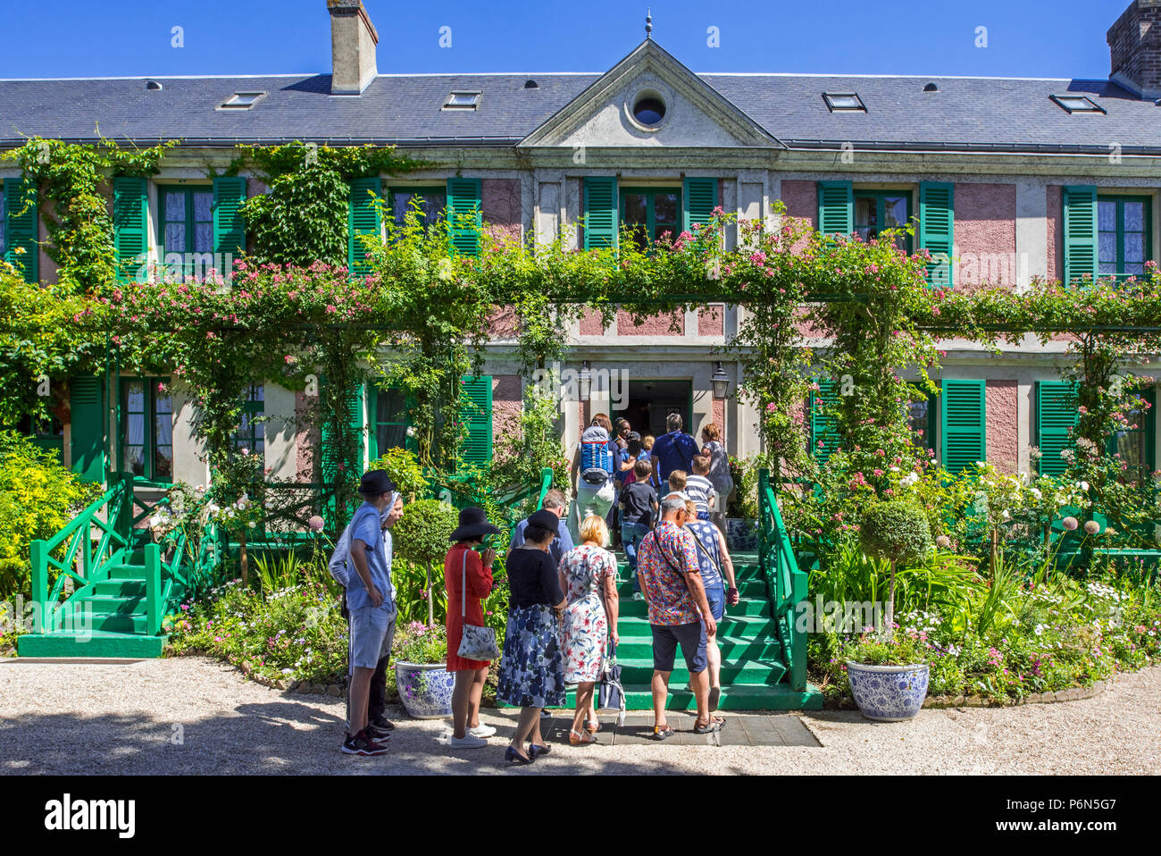 Touristen, die in der Garten und Haus im Sommer der impressionistischen Malers Claude Monet in Giverny, Eure, Normandie, Frankreich Stockfoto