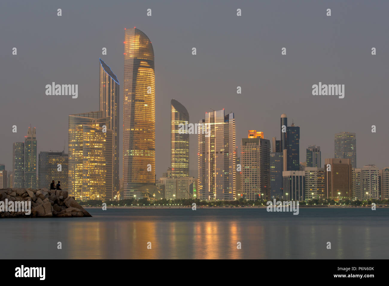 WTC-Mall und Scheich Rashid Turm am Goldenen Stunde, Abu Dhabi, die Hauptstadt der VEREINIGTEN ARABISCHEN EMIRATE ein Stockfoto