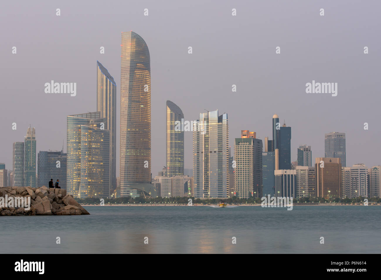 WTC-Mall und Scheich Rashid Tower, Abu Dhabi, die Hauptstadt der VEREINIGTEN ARABISCHEN EMIRATE Stockfoto
