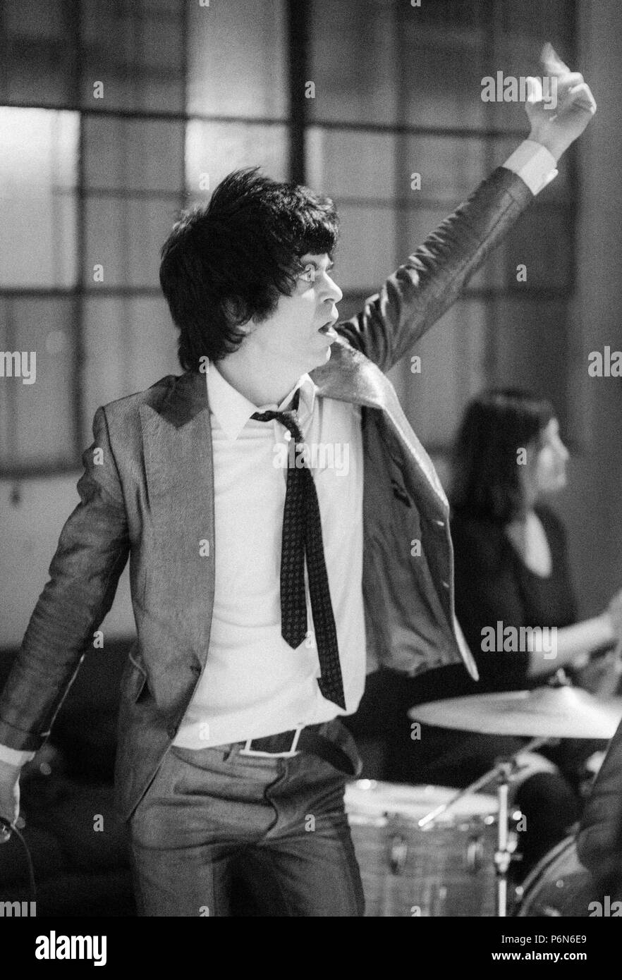 Ian Svenonius mit seiner Band Kette und die Gang in Los Angeles in 2017. Stockfoto