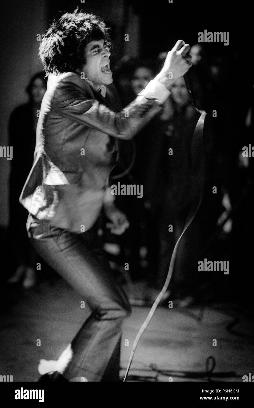 Ian Svenonius mit seiner Band Kette und die Gang in Los Angeles in 2017. Stockfoto