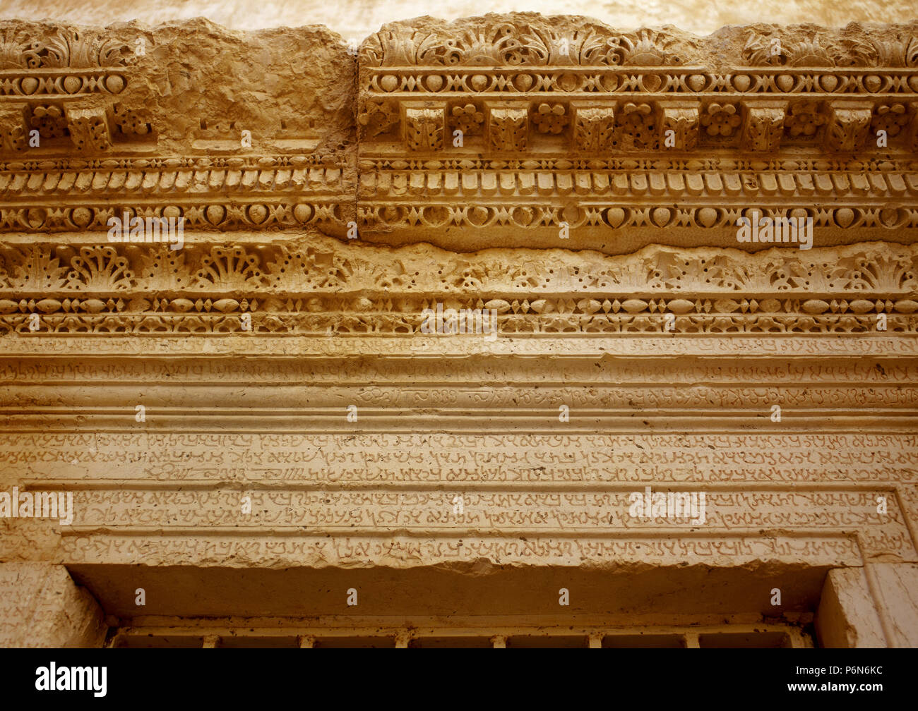 Syrien. Palmyra Stadt. Beschriftung in Schreibschrift Palmyrene (Dialekt des Aramäischen, semitische Alphabet), zwischen 100 v. Chr.-300 v. Chr. verwendet. In den Stein gemeißelt. Diese Überreste wurden von ISIS im Jahr 2015 zerstört, während die syrische Bürgerkrieg. Stockfoto
