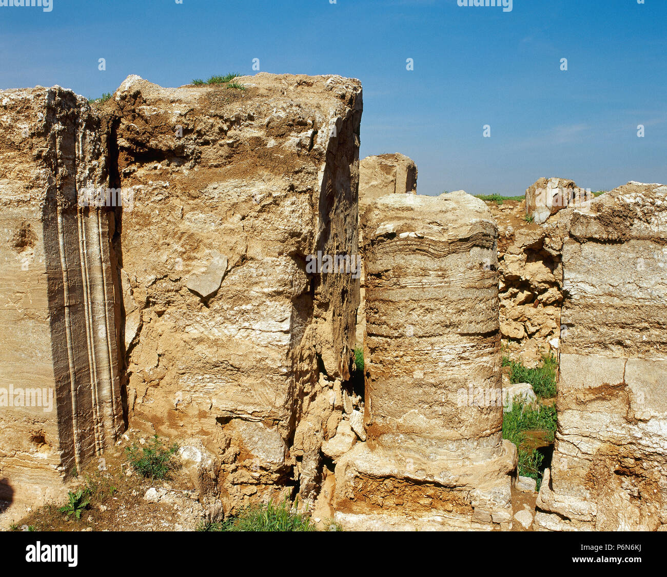 Syrien. In der Nähe von Salhiyah. Dura Europos. Hellenistische, Parther und römischen Stadt. Die Ruinen der Tempel der Artemis. Foto vor dem syrischen Bürgerkrieg. Die Reste dieser Gebäude wurde von ISIS zwischen 2001-2014 abgerissen. Stockfoto