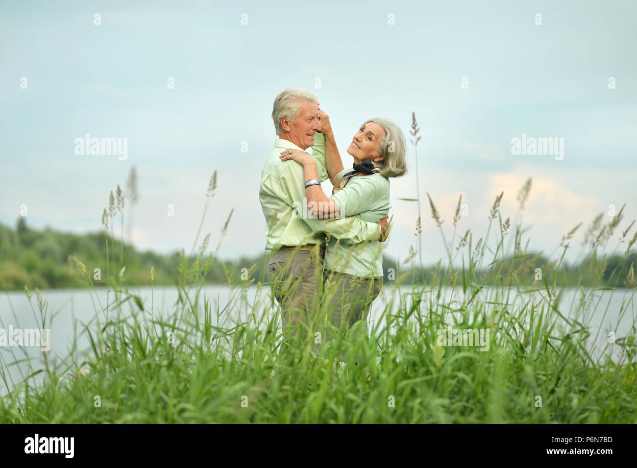 Liebevolle senior Paar tanzen Stockfoto