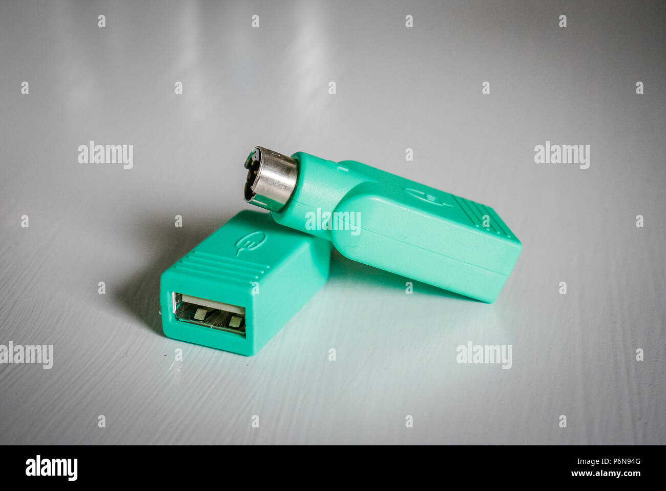 Grün ps2-Anschluss zu Usb Adapter für alte Computer Tastaturen  Stockfotografie - Alamy