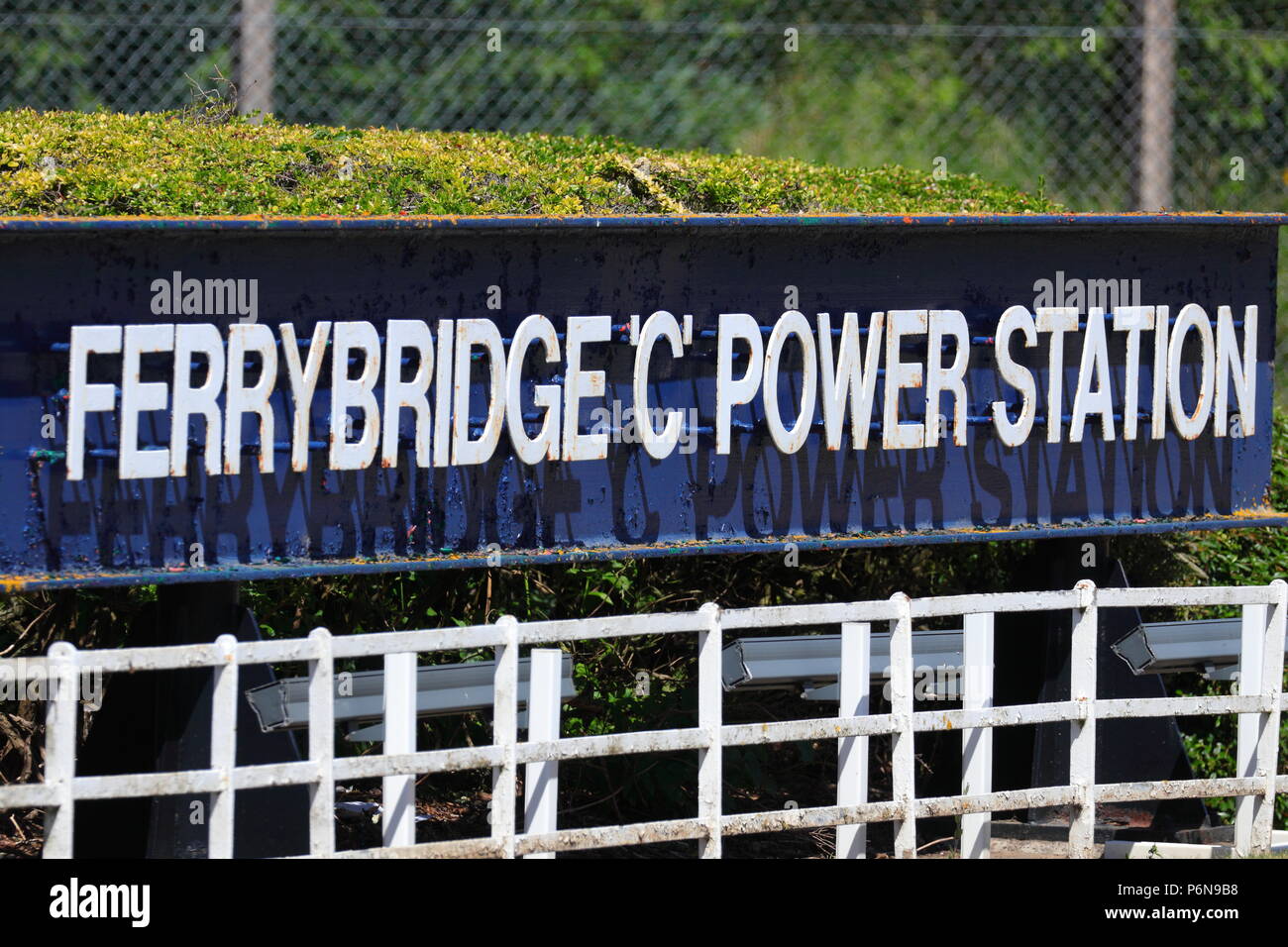 Ferrybridge C Power Station name Platte, am Eingang. Stockfoto