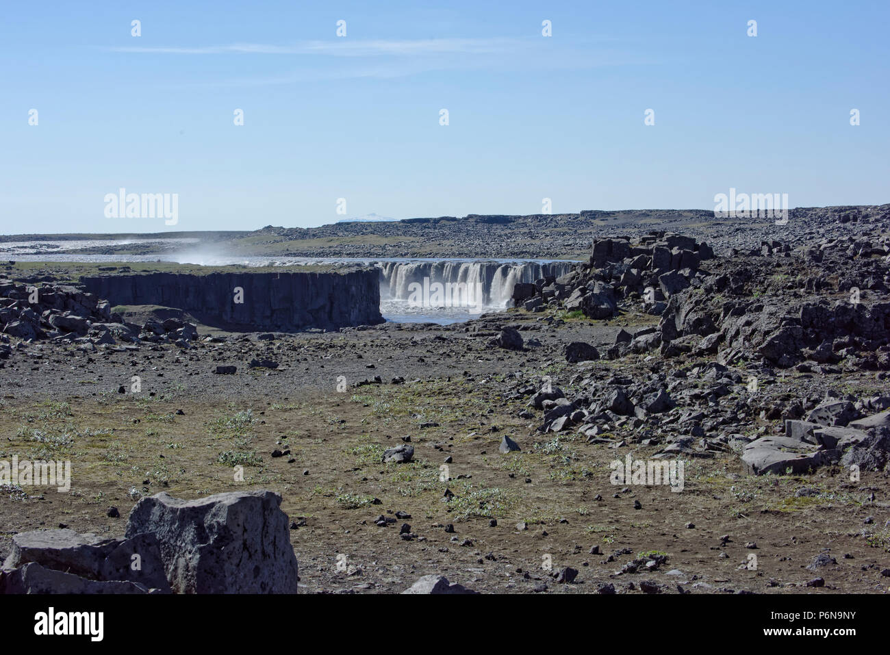 Europas grösster Wasserfall Dettifoss auf Jokulsa eine Fjollum River Island Polargebiete. Touristen auf dem Weg zum Wasserfall Dettifoss in Vatnajökull National Stockfoto