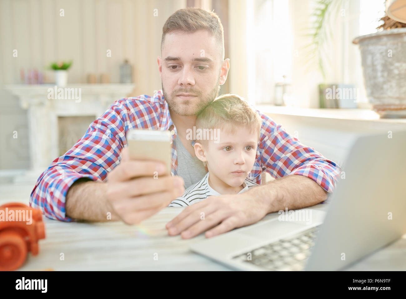 Bleiben Sie zu Hause Vati Arbeiten Stockfoto