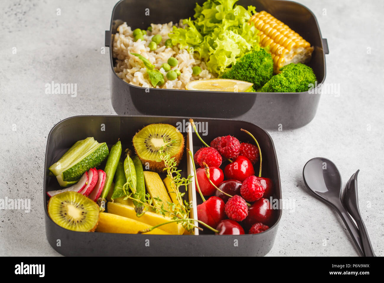 Gesunde Mahlzeit prep Container mit braunem Reis, Brokkoli, Gemüse, Früchte und Beeren, weißer Hintergrund Stockfoto