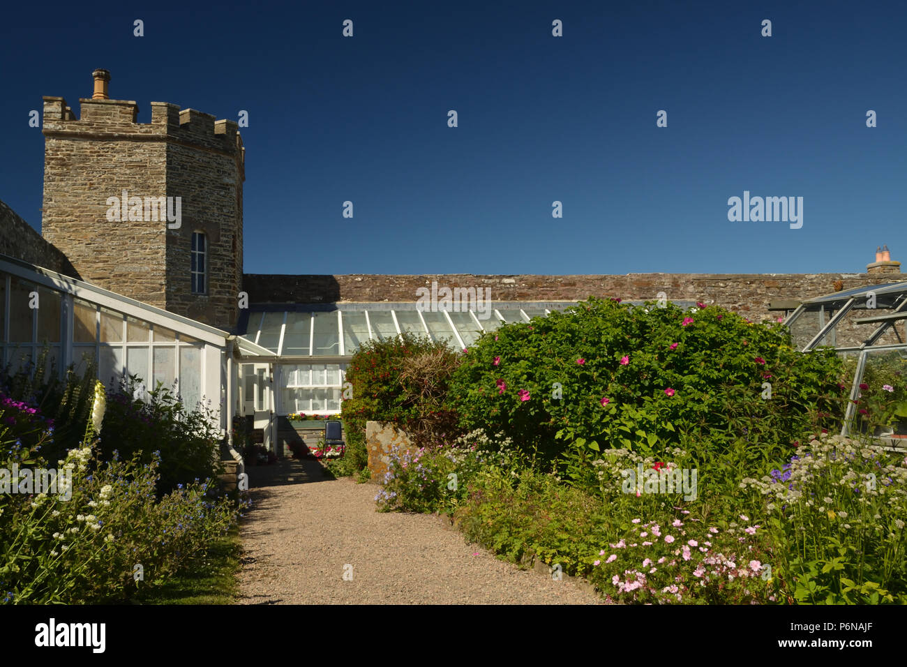 Der ummauerte Garten am Schloss von Mey im Sommer Stockfoto