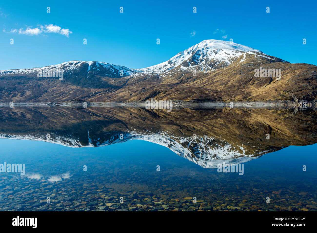 Bac nam Fòid (584 m) und Gairich (919 m) über den Loch (Loch Quoich Chuaich), Glen Garry, Hochland, Schottland, Großbritannien Stockfoto