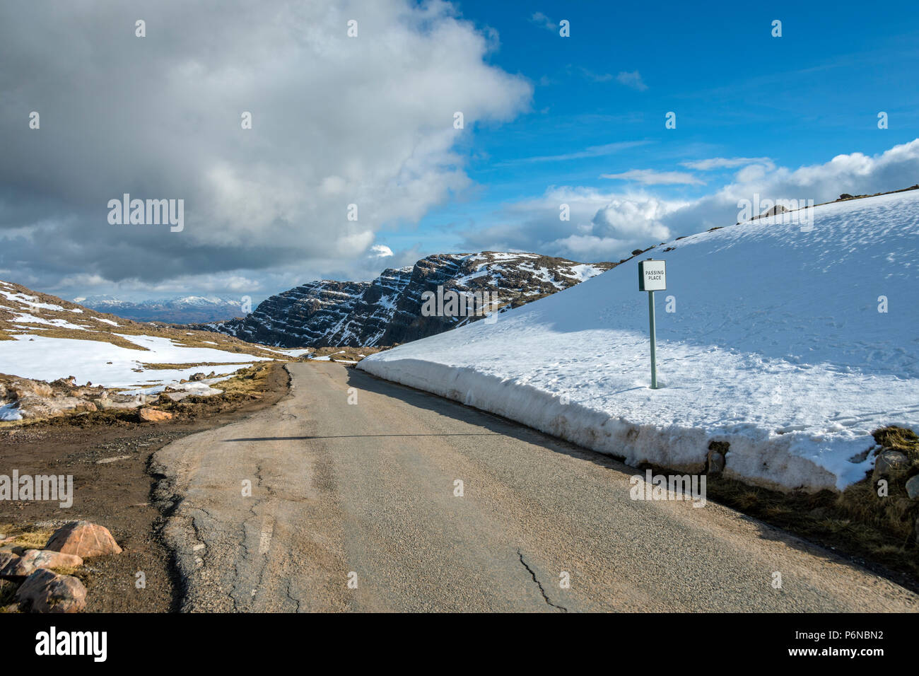 Die meall Gorm ridge und eine Weitergabe Ort Schild in der Nähe der Gipfel des Bealach Na Bà Strasse, die in den Applecross Hills, Hochland, Schottland, Großbritannien Stockfoto