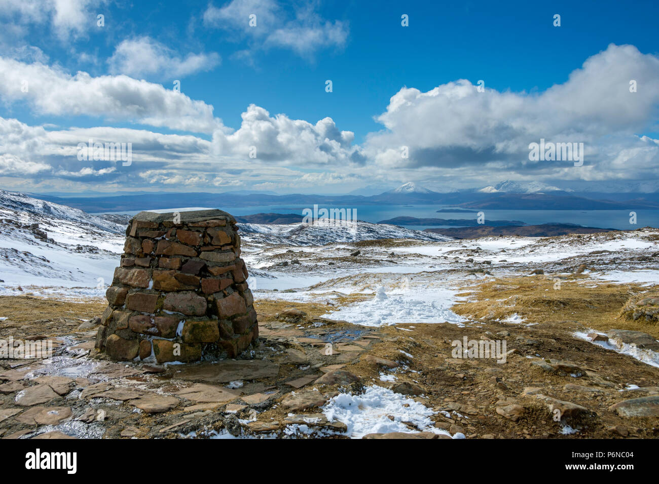 Die toposcope (Orientierungstafel) auf dem Gipfel der Bealach Na Bà Strasse, die in den Applecross Hills, Hochland, Schottland, Großbritannien. Stockfoto