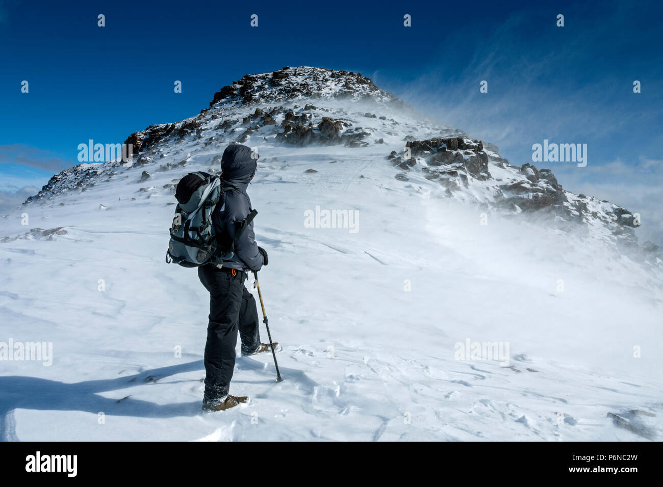 Einem Hügel Walker in Schneeverfrachtung, auf dem Grat von Sgùrr ein 'Chaorachain im Applecross Hills, Hochland, Schottland, Großbritannien. Stockfoto