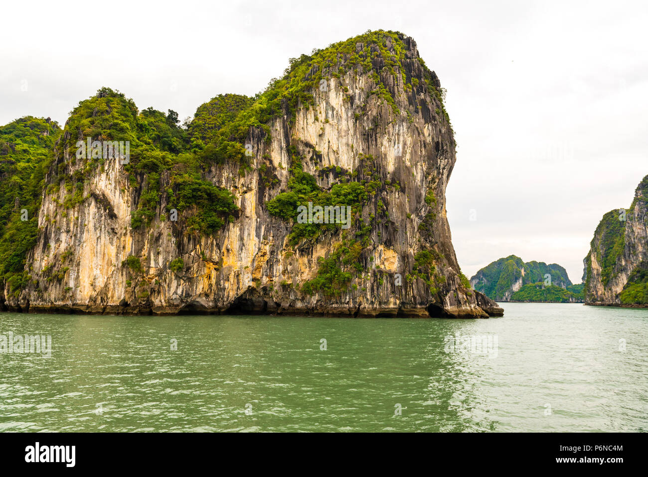 Eine Öffnung zwischen dramatischen Felsformationen der Halong Bay, Vietnam Stockfoto