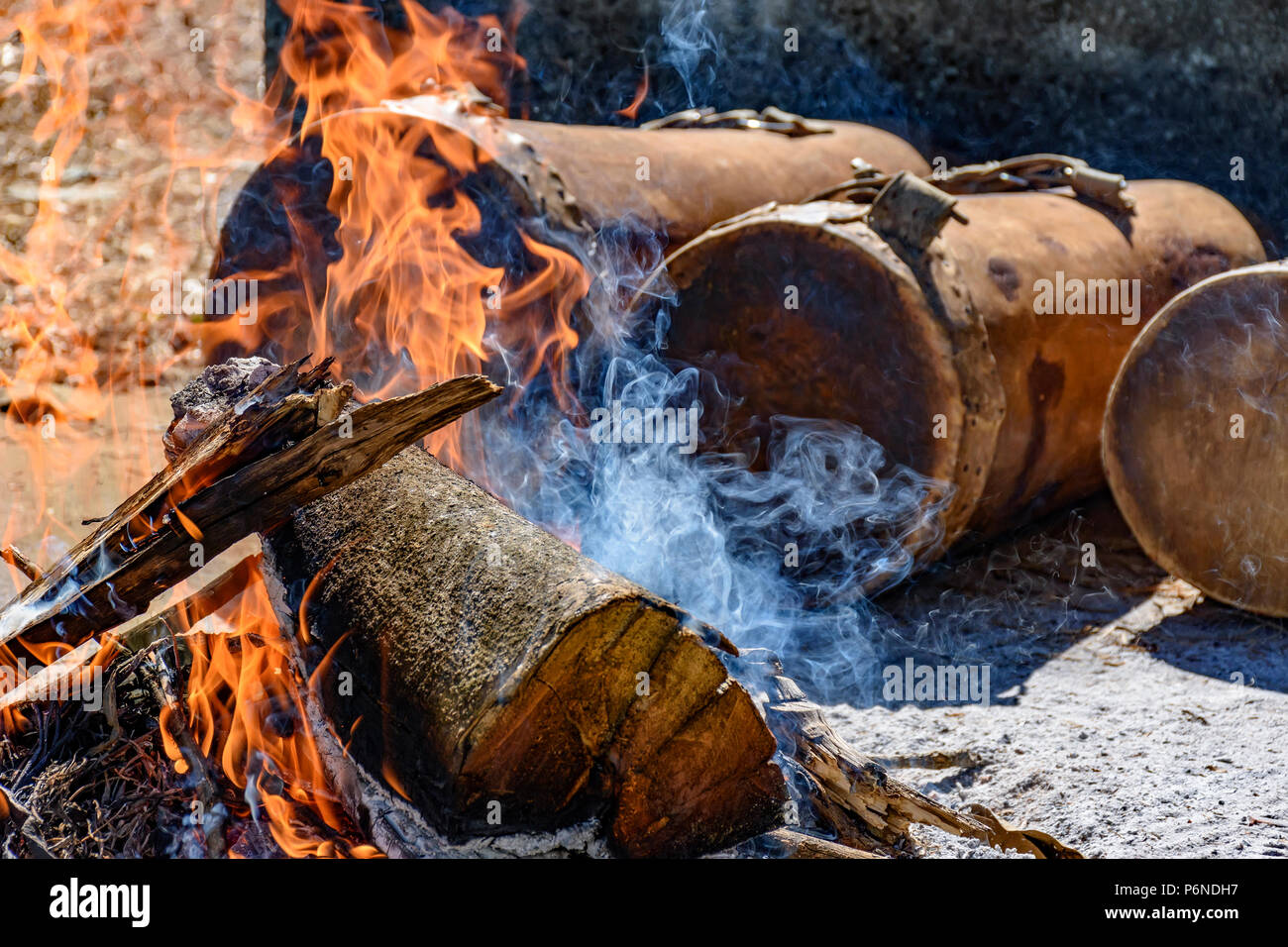 Ethnischen Trommeln in religiösen Festival in Lagoa Santa, Minas Gerais in der Nähe der Feuer verwendet, so dass das Leder dehnen und der Klang des Instruments einstellen. Stockfoto
