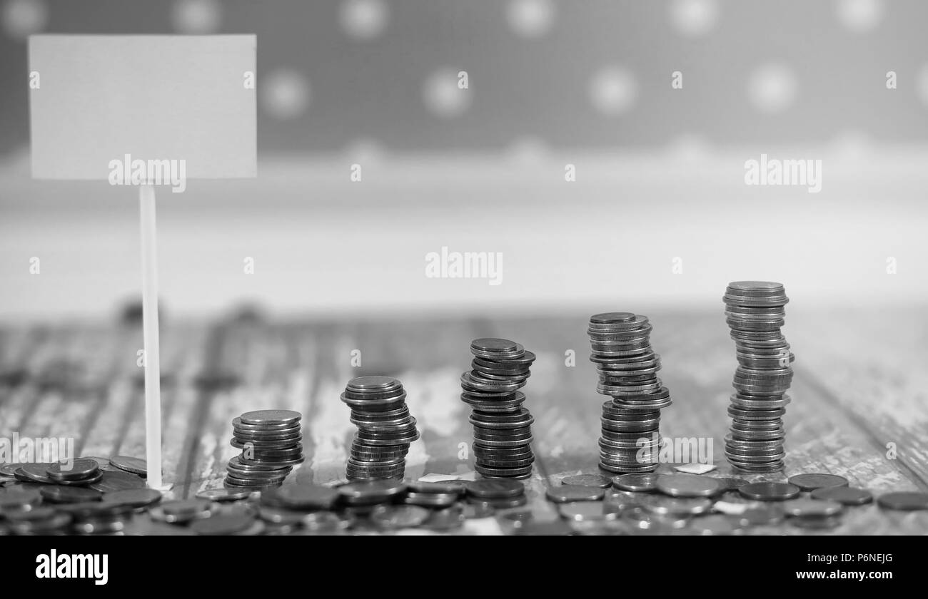 Münzen in einem Glas auf den Boden. Kumulierte Münzen auf dem Boden. Pocket Einsparungen im Stapel. Stockfoto