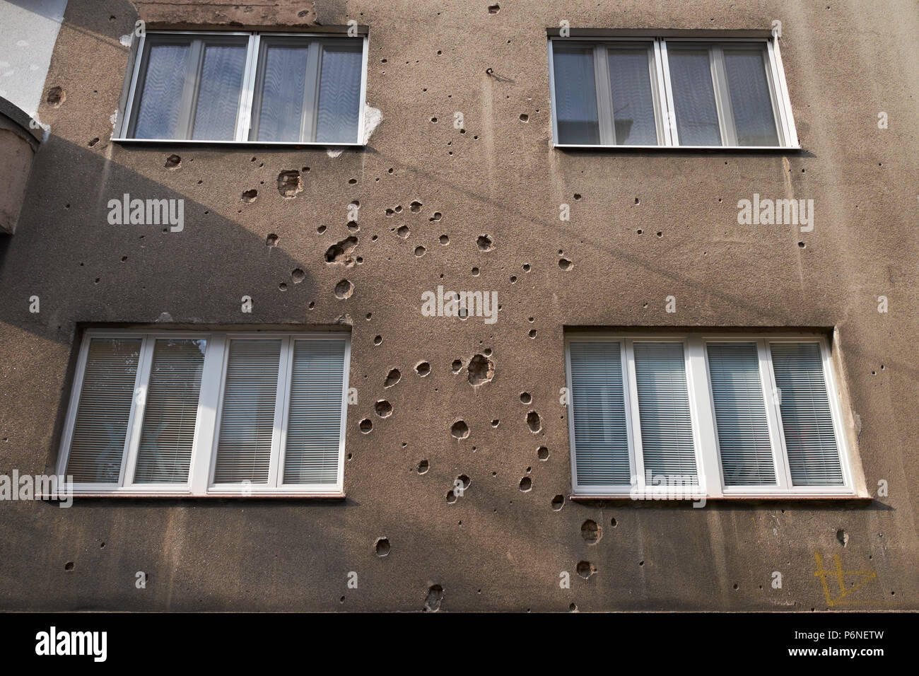 Wohnhaus noch Pockennarbig von Granatsplittern aus der Belagerung von Sarajewo 1992-96. Ulica La Benevolencija, Sarajevo, Bosnien und Herzegowina. Stockfoto