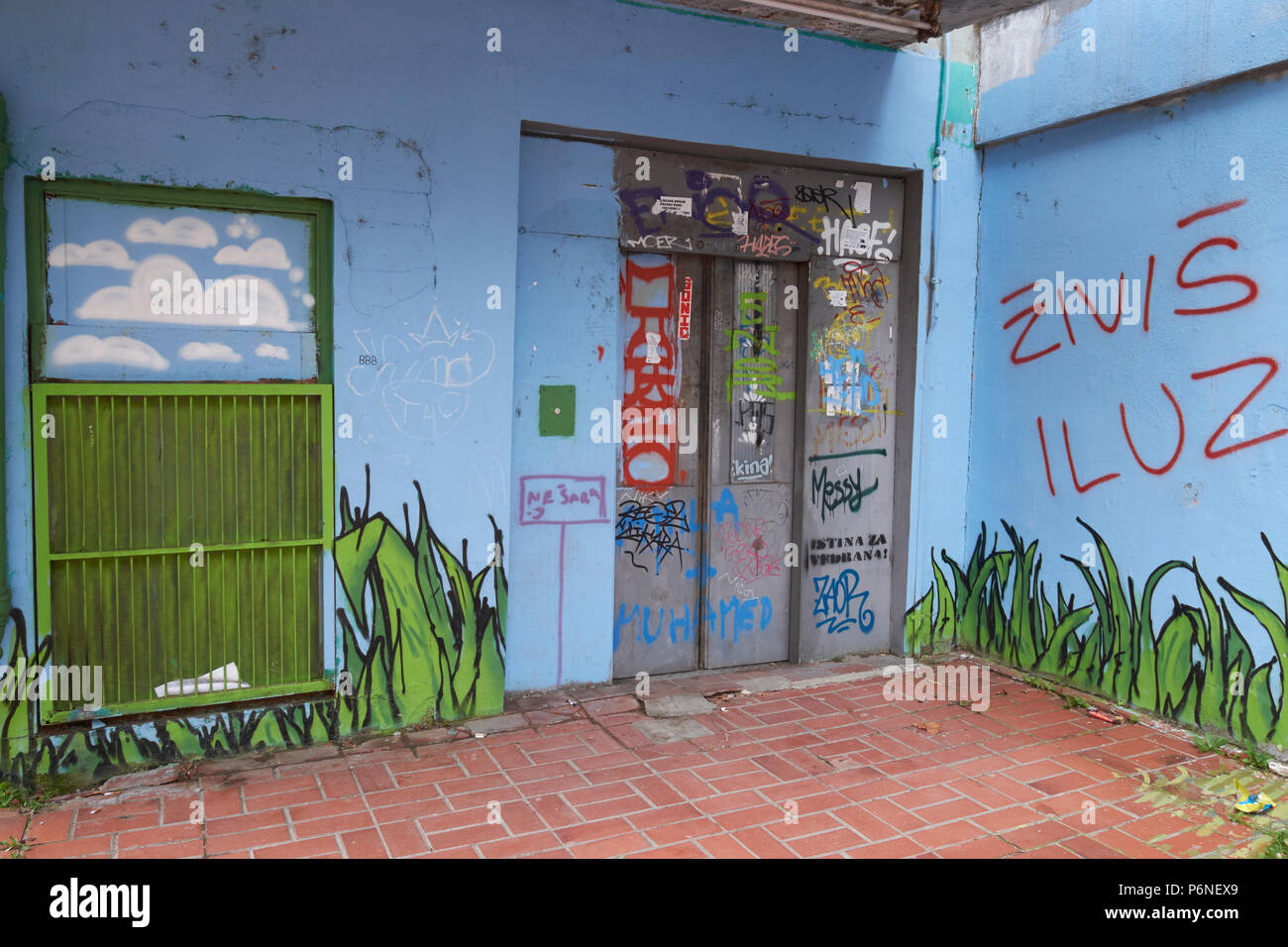 Graffiti überdachten Eingang zu einem Lift an der kommunistischen Ära Hang in Ciglane, Sarajevo, Bosnien und Herzegowina. Stockfoto