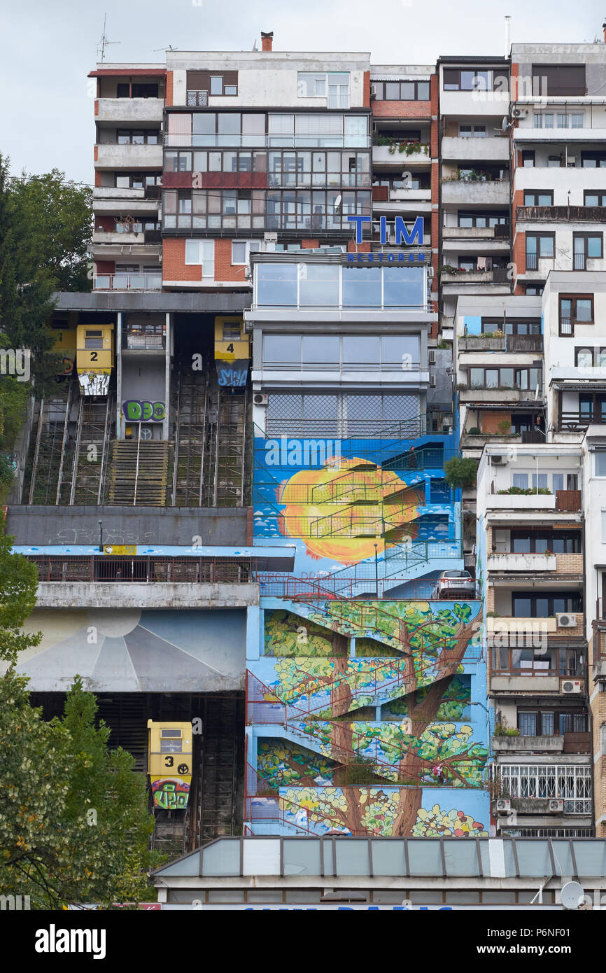 Der kommunistischen Ära hang Wohnprojekt mit Aufzug Autos in Ciglane, Sarajevo, Bosnien und Herzegowina. Stockfoto
