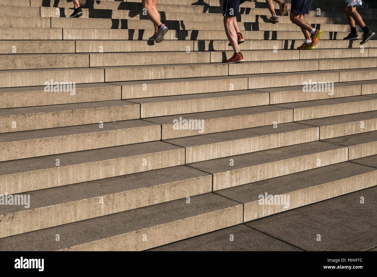 Gruppe von Jogger laufen nach oben Treppen - Fitness im Freien Stockfoto