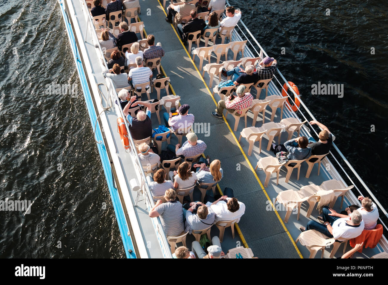 Berlin, Deutschland - Juni 2018: Gruppe von Touristen/Menschen auf touristische Sehenswürdigkeiten Boot von oben in Berlin, Deutschland Stockfoto