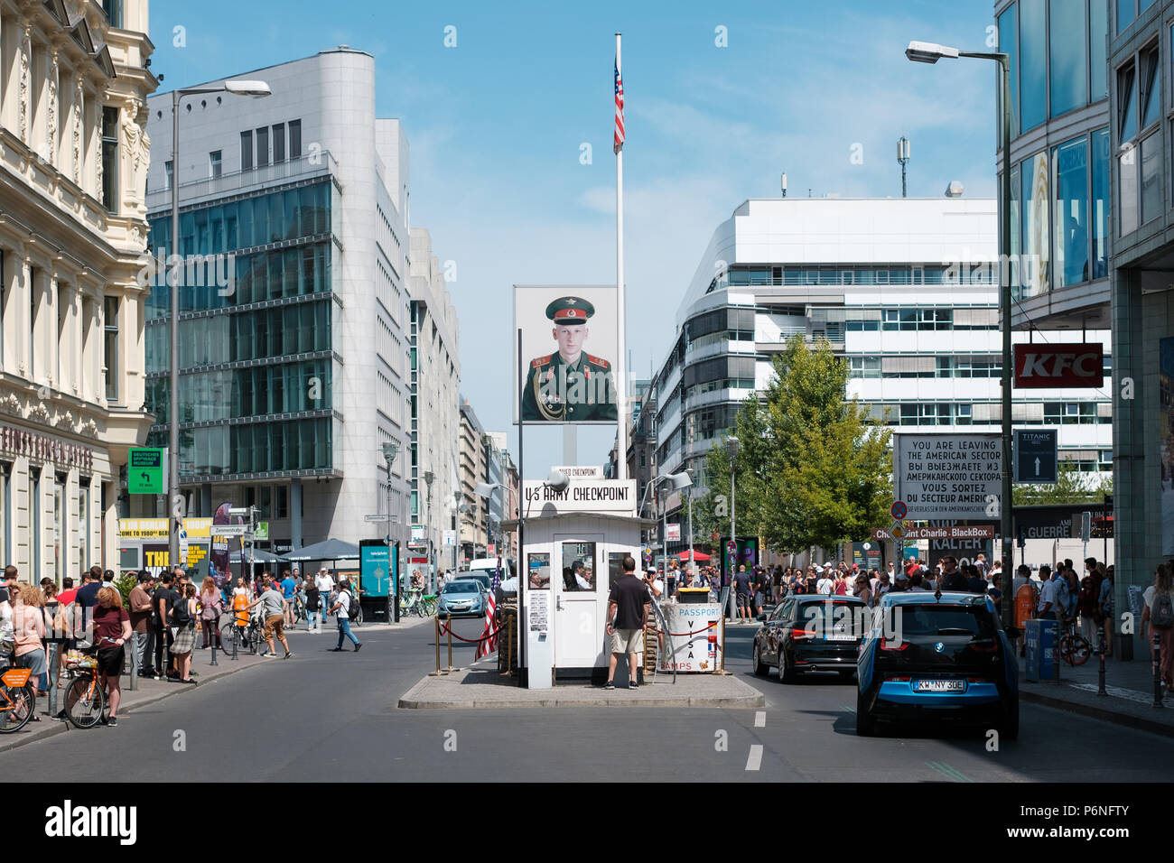 Berlin, Deutschland - Juni 2018: der Checkpoint Charlie, einem ehemaligen Grenzübergang in Berlin, Deutschland Stockfoto