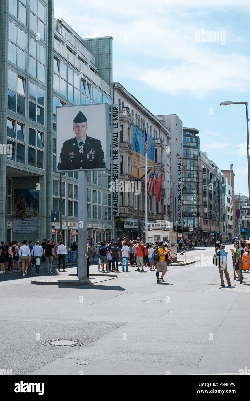 Berlin, Deutschland - Juni 2018: der Checkpoint Charlie, einem ehemaligen Grenzübergang in Berlin, Deutschland Stockfoto