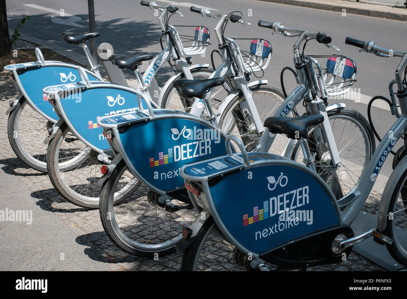 Berlin, Deutschland - Juni 2018: Fahrräder von Deezer nextbike, ein Bike Sharing Unternehmen in der Stadt Berlin Stockfoto