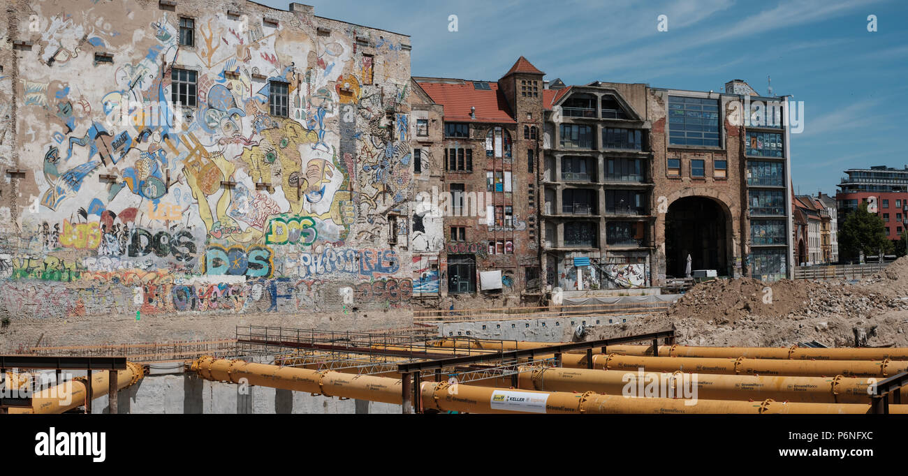 Berlin, Deutschland - Juni 2018: Baustelle im Kunsthaus Tacheles, einem ehemaligen Art Center in Berlin, Deutschland Stockfoto
