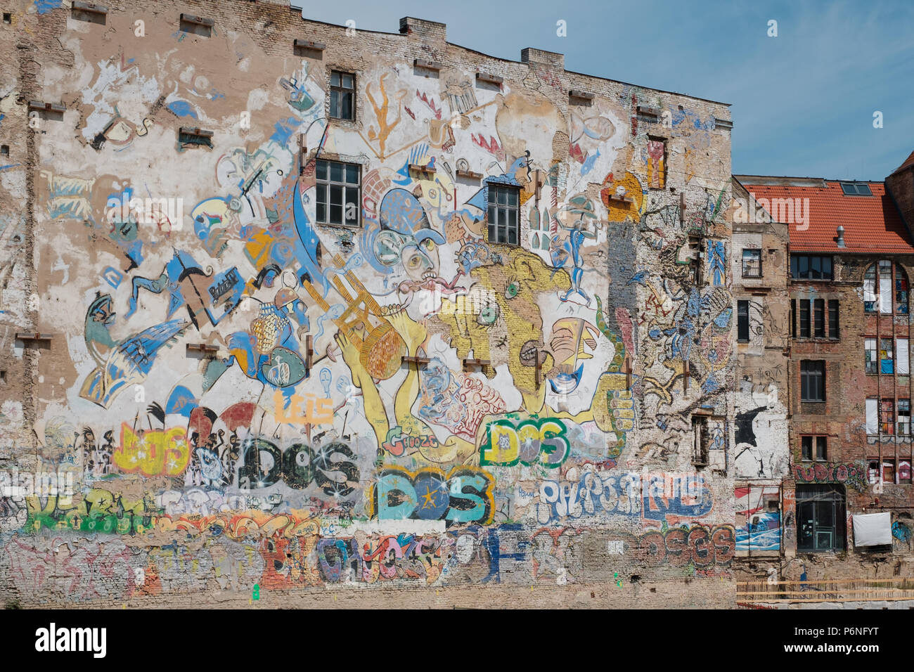Berlin, Deutschland - Juni 2018: Graffiti und Wandmalereien auf der Fassade neben dem Kunsthaus Tacheles, einem ehemaligen Art Center in Berlin, Deutschland Stockfoto