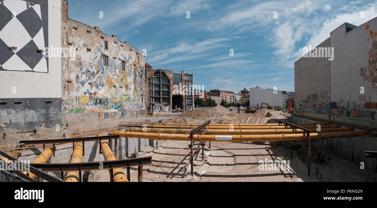 Berlin, Deutschland - Juni 2018: Baustelle im Kunsthaus Tacheles, einem ehemaligen Art Center in Berlin, Deutschland Stockfoto