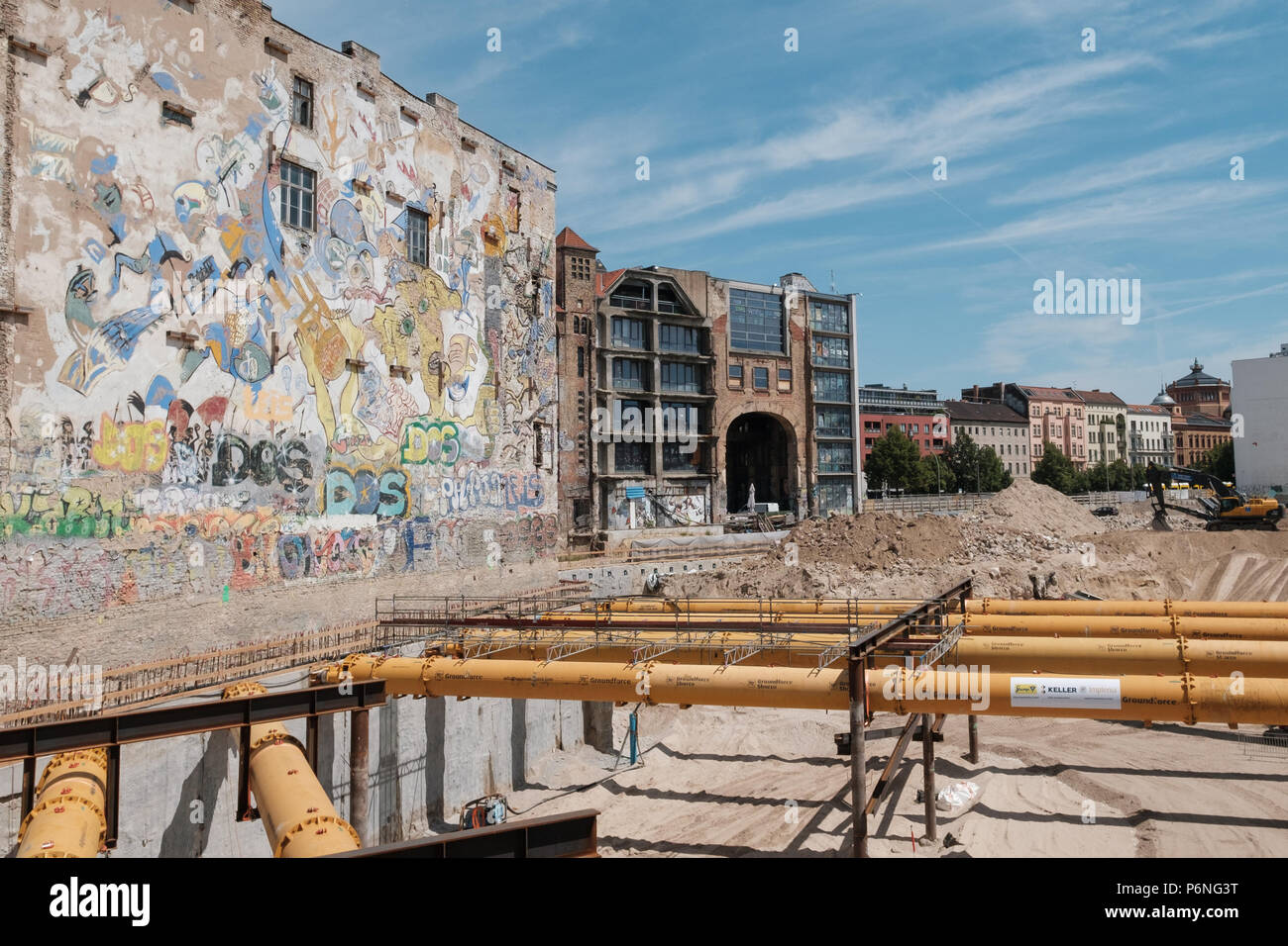 Berlin, Deutschland - Juni 2018: Baustelle im Kunsthaus Tacheles, einem ehemaligen Art Center in Berlin, Deutschland Stockfoto