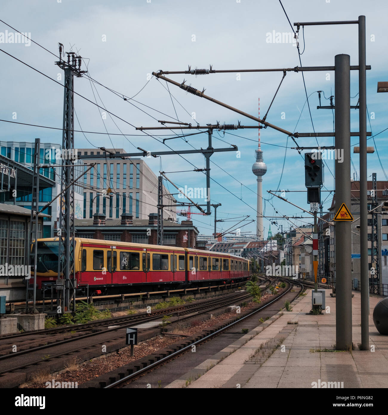 Berlin, Deutschland - Juni 2018: Öffentliche Verkehrsmittel Bahn/S-Bahn in der Nähe von Fernsehturm (Fernsehturm), Berlin, Deutschland Stockfoto