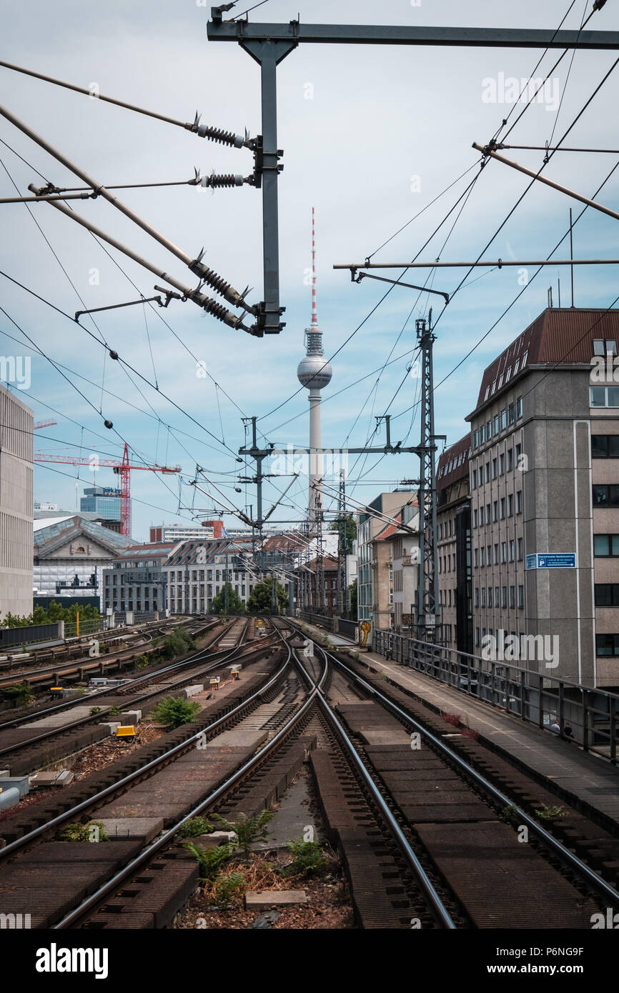 Berlin, Deutschland - Juni 2018: Öffentliche Verkehrsmittel Bahn/S-Bahn in der Nähe von Fernsehturm (Fernsehturm), Berlin, Deutschland Stockfoto