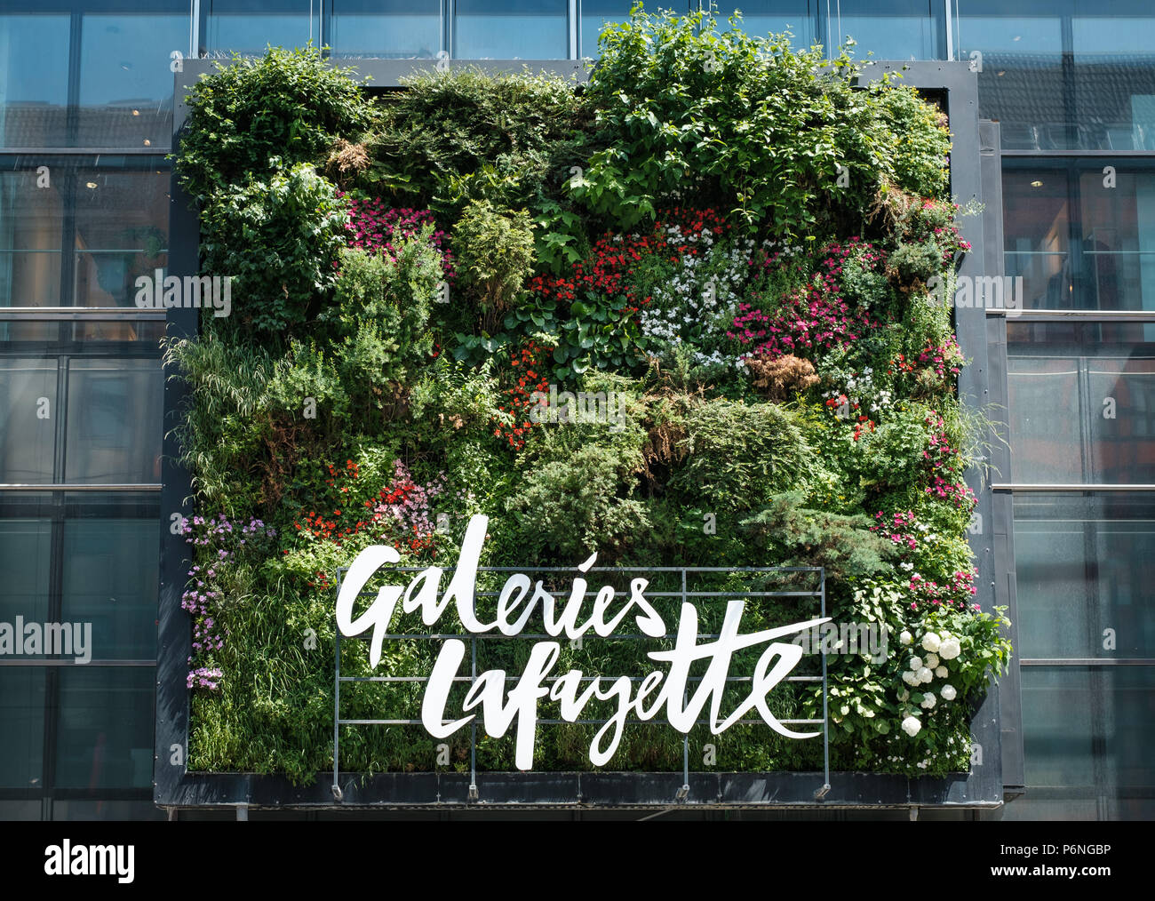 Berlin, Deutschland - Juni 2018: Galeries Lafayette Logo auf Shopping mall Fassade in Berlin, Deutschland Stockfoto