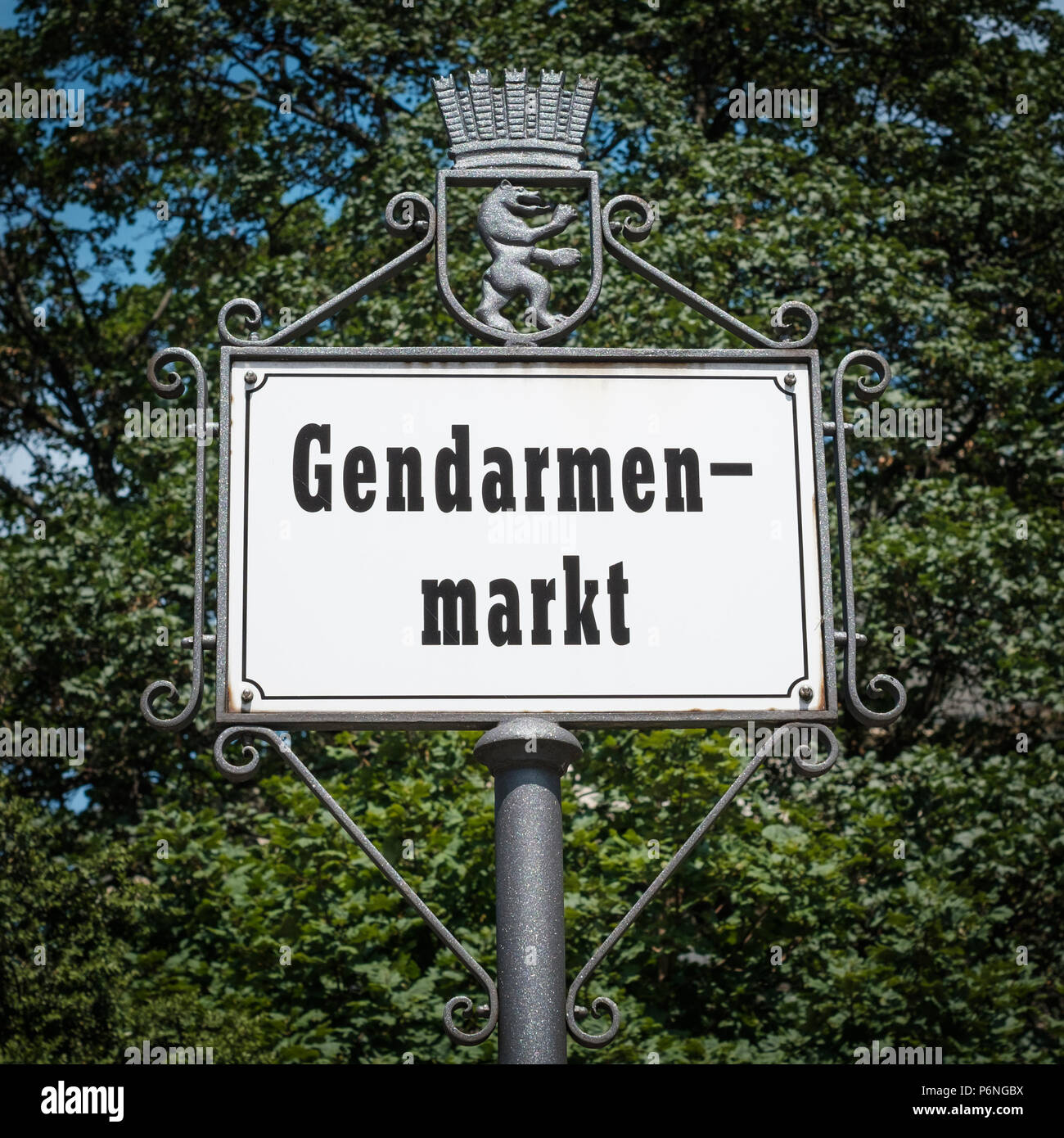 Berlin, Deutschland - Juni 2018: Gendarmenmarkt Schild am historischen Platz in Berlin, Deutschland Stockfoto