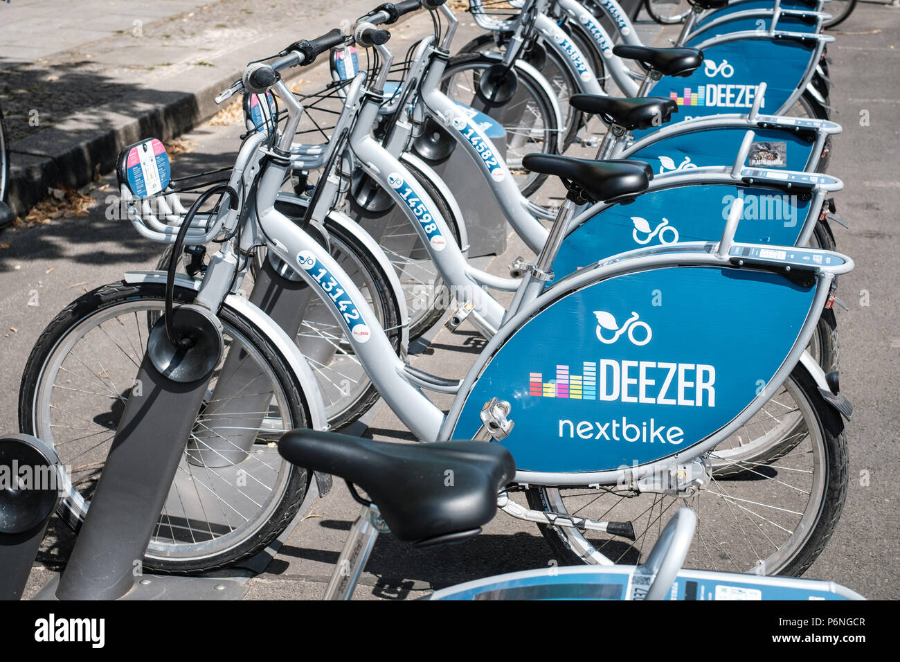 Berlin, Deutschland - Juni 2018: Fahrräder von Deezer Nextbike, ein Bike Sharing Unternehmen in Berlin, Deutschland Stockfoto