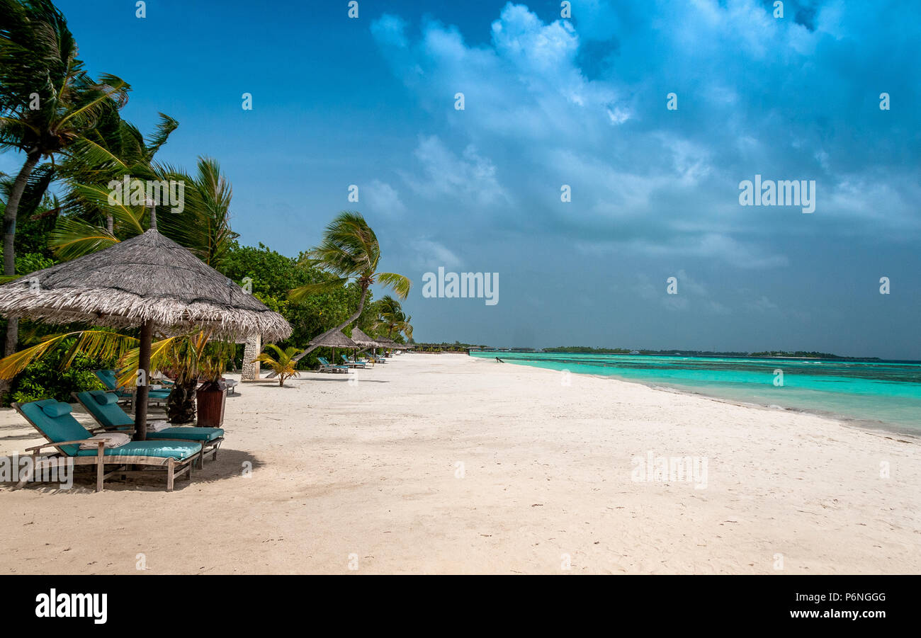Malediven schöne Strand von weißem Sandstrand tropisches Paradies Insel mit blauem Himmel Meer Wasser Meer Stockfoto