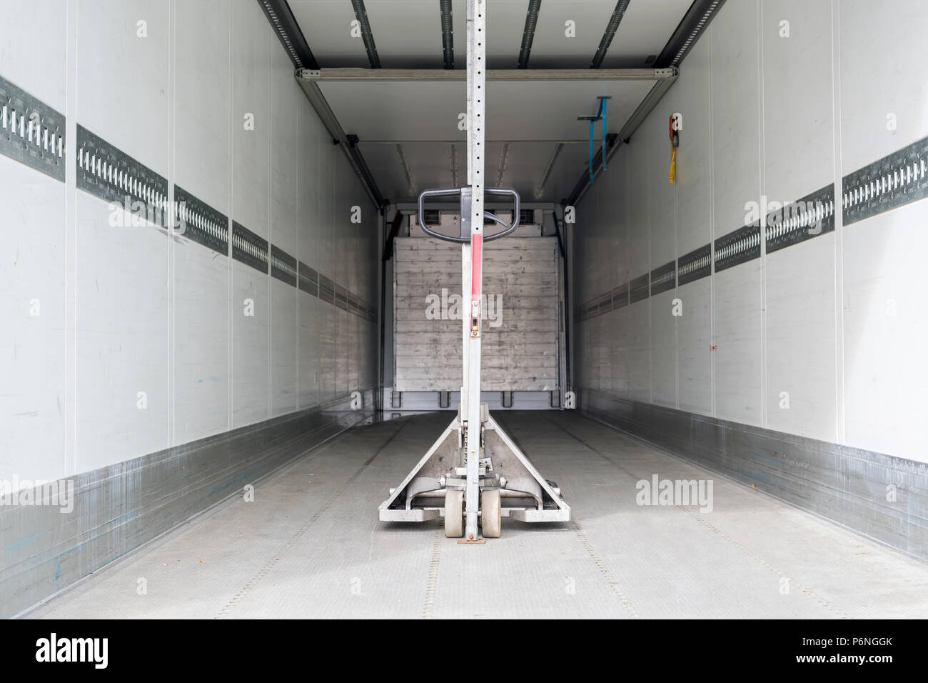 Cargo Bereich eine gekühlte Auflieger mit festen manuellen Hubwagen Stockfoto