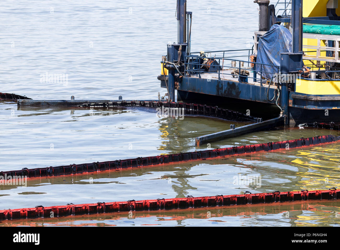Öl-spill response Behälterreinigung Verunreinigung im Wasser Stockfoto
