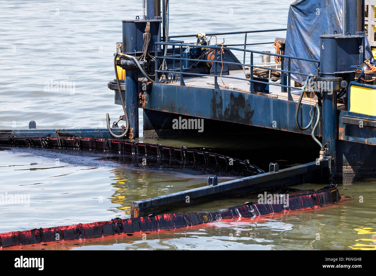 Öl-spill response Behälterreinigung Verunreinigung im Wasser Stockfoto