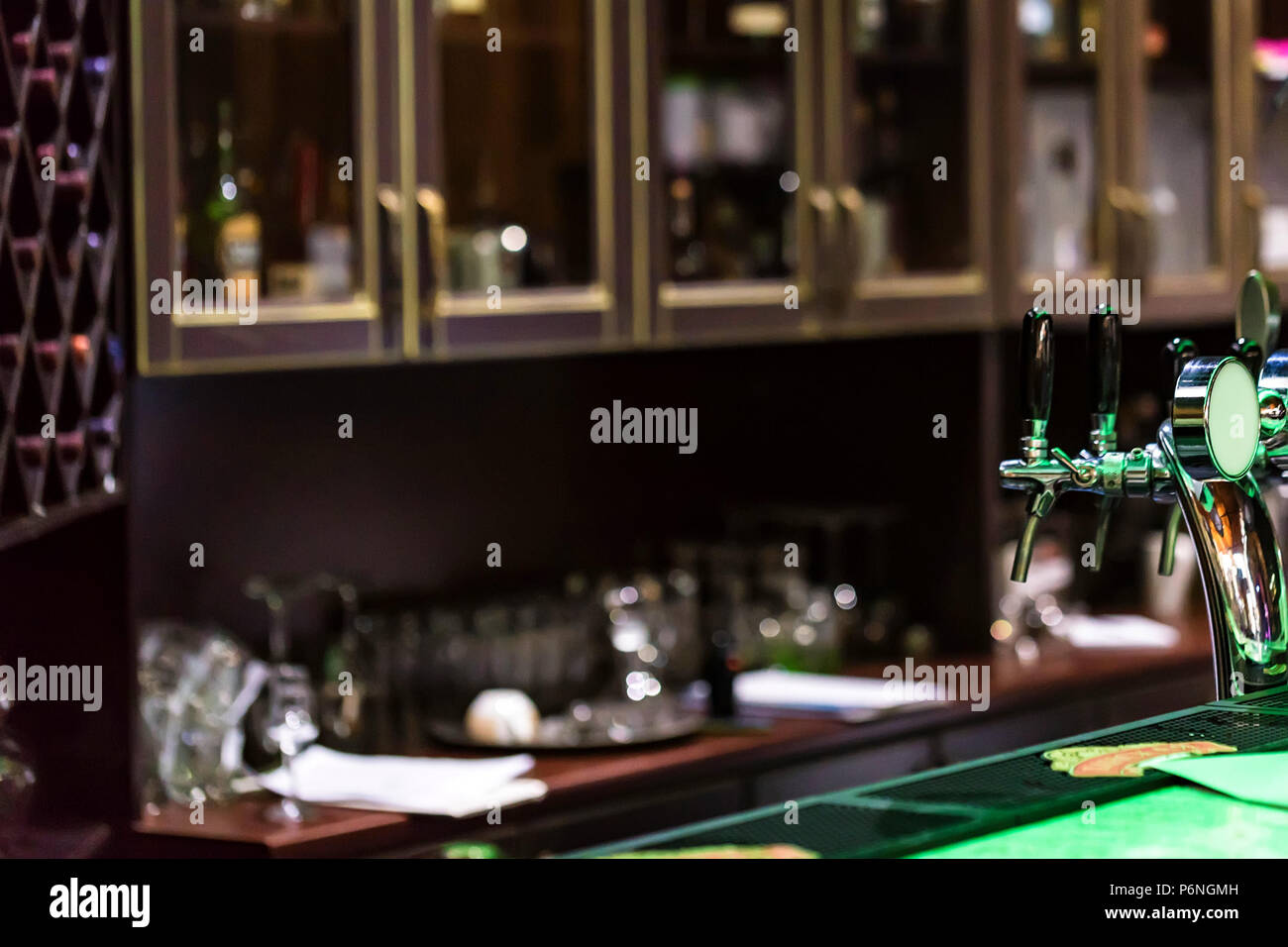 Chrom-Bier-Armaturen in modernen bar Stockfoto