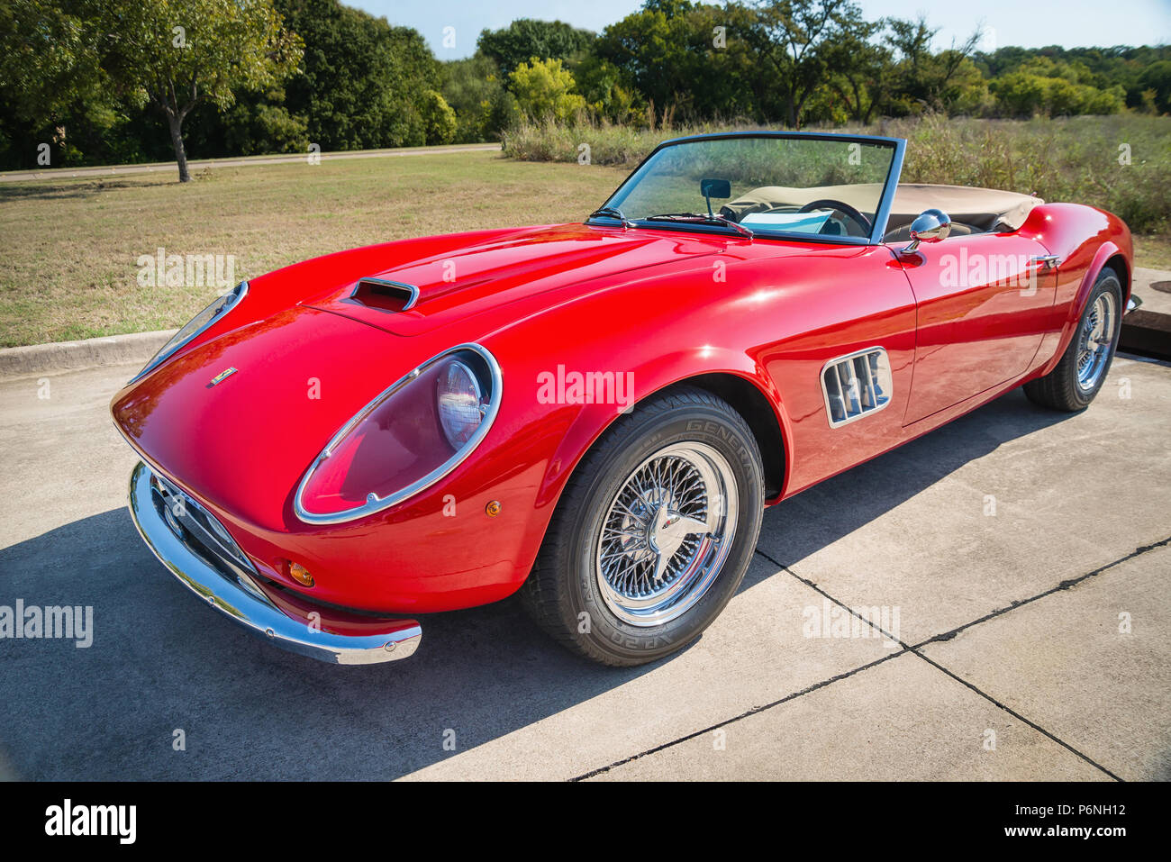 Ein rotes 1962 Ferrari 250 GT California Spyder. American Classic Auto.  Vorderansicht Stockfotografie - Alamy