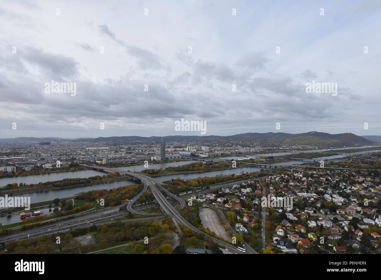 Panoramabild der Donau in Wien, Österreich. Donau ist einer der größten europäischen Fluss und nahm dieses Foto aus Wien TV Tower. Österreichische Fotos Stockfoto