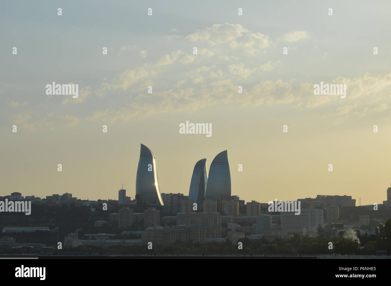 Brennende Türme von Baku, Aserbaidschan. Von Nikon während meiner ersten Reise nach Baku im Sommer 2015 übernommen. Reisen Fotografie in Baku. Stockfoto