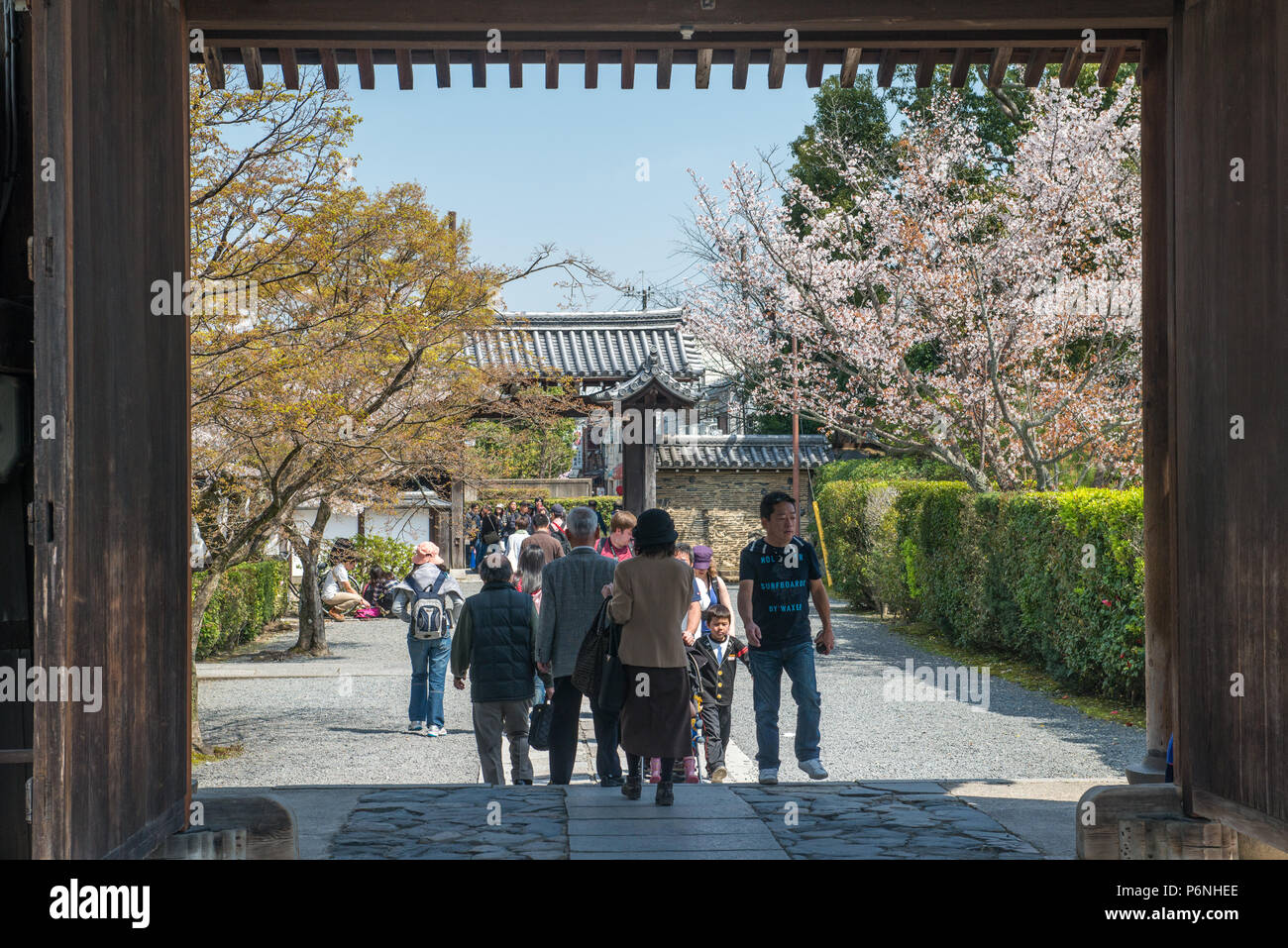 Japanische Touristen Arashiyama in der Umgebung von Kyoto, Japan erkunden. Stockfoto