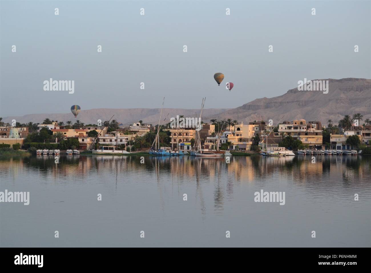 Ruhige Szene und am frühen Morgen Heißluftballons über den Nil, Ägypten Stockfoto